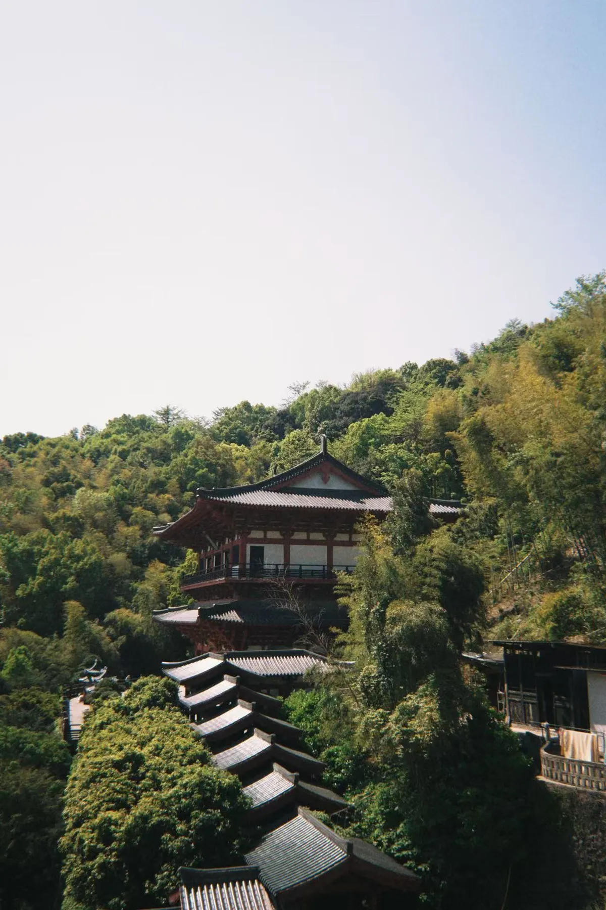 波光蓝天一色，湖很蓝，很美。